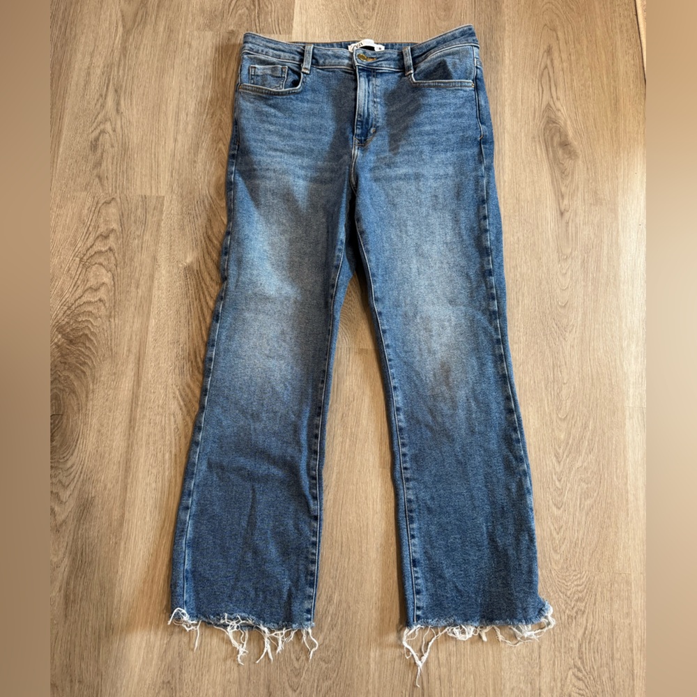 Zara Women’s Flared Crop Blue Jeans – Medium Wash, Frayed Hem, Size 8